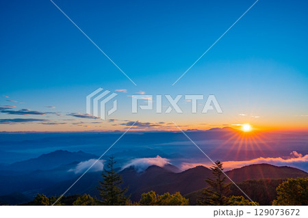 【長野県】道の駅・美ヶ原高原 展望台から見る日の出 【長野県】道の駅・美ヶ原高原 展望台から見る日の出 129073672