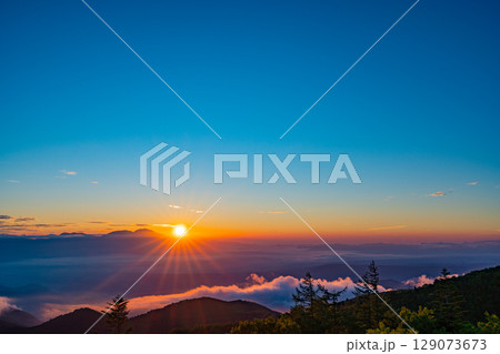 【長野県】道の駅・美ヶ原高原　展望台から見る日の出 129073673