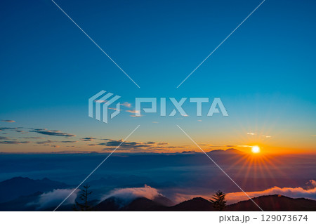 【長野県】道の駅・美ヶ原高原　展望台から見る日の出 129073674