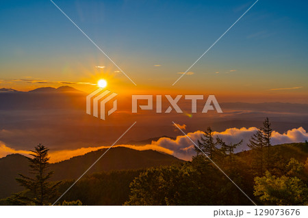 【長野県】道の駅・美ヶ原高原 展望台から見る日の出 【長野県】道の駅・美ヶ原高原 展望台から見る日の出 129073676