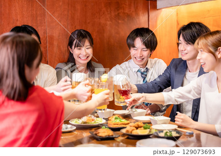 飲み会 居酒屋 色々な飲み物で乾杯する男女 飲み会 居酒屋 色々な飲み物で乾杯する男女 129073693