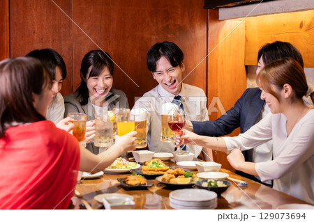 飲み会 居酒屋 色々な飲み物で乾杯する男女 飲み会 居酒屋 色々な飲み物で乾杯する男女 129073694