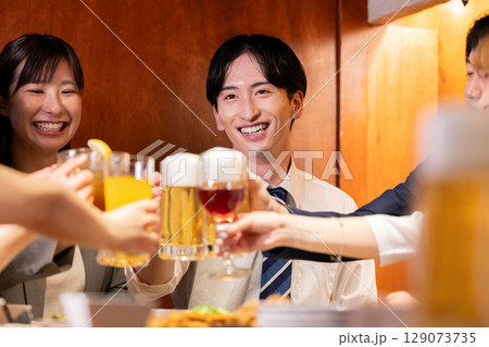 飲み会　居酒屋　色々な飲み物で乾杯する男女 129073735