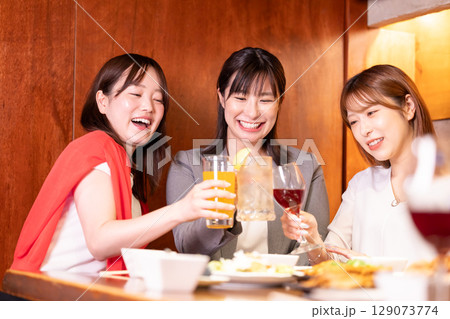 女子会　色々な飲み物で乾杯する女性 129073774