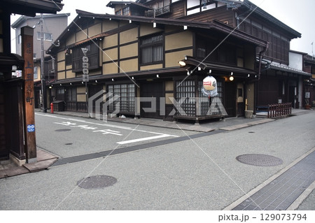 日本の岐阜県 高山市の上三之町の古い町並 歴史を感じさせる古民家と装飾の提灯 春の高山祭期間中の様子 日本の岐阜県 高山市の上三之町の古い町並 歴史を感じさせる古民家と装飾の提灯 春の高山祭期間中の様子 129073794