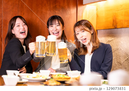 女子会 ビールで乾杯する女性 女子会 ビールで乾杯する女性 129073831