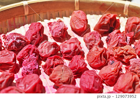 梅干しの天日干し（夏、七月） 129073952