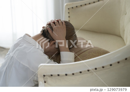 落ち込む高齢者女性 129073979