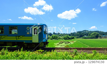 秋田内陸線沿線の田んぼアート 徐行する列車 秋田県 秋田内陸線沿線の田んぼアート 徐行する列車 秋田県 129074130