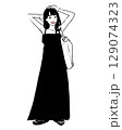 サマードレスを着る女性（白黒 129074323