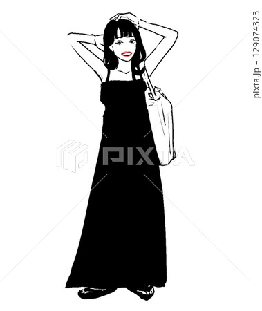 サマードレスを着る女性（白黒 129074323