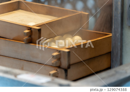 有馬温泉の温泉まんじゅう、木製の蒸し器で調理される、兵庫県 129074388