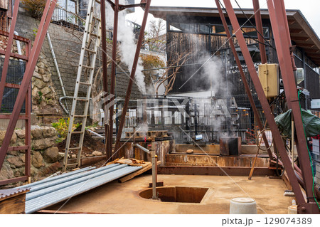 有馬温泉の妬泉源、独特の名前と赤褐色の湯、兵庫県 129074389