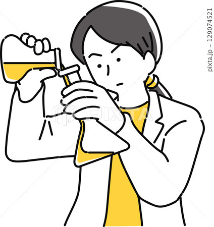 三角フラスコで実験している女性 三角フラスコで実験している女性 129074521