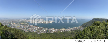 屋島山上の獅子の霊巌から見る屋島北嶺、男木島、女木島、高松市街のパノラマ 129074531