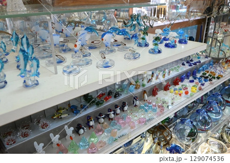 お土産売り場に並ぶガラス細工 129074536