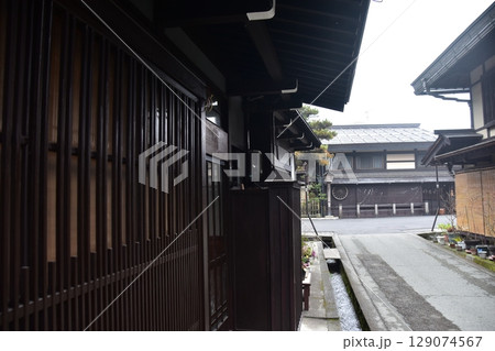 日本の岐阜県の春　高山市中心部の古い町並み　歴史的な日本家屋と道端に置かれた美しい鉢植え 129074567