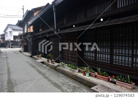 日本の岐阜県の春 高山市中心部の古い町並み 歴史的な日本家屋と道端に置かれた美しい鉢植え 日本の岐阜県の春 高山市中心部の古い町並み 歴史的な日本家屋と道端に置かれた美しい鉢植え 129074583