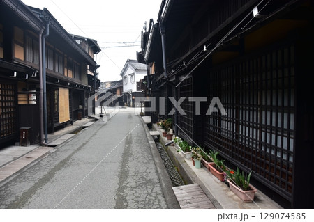 日本の岐阜県の春 高山市中心部の古い町並み 歴史的な日本家屋と道端に置かれた美しい鉢植え 日本の岐阜県の春 高山市中心部の古い町並み 歴史的な日本家屋と道端に置かれた美しい鉢植え 129074585