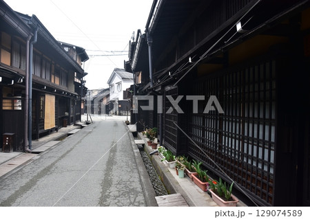 日本の岐阜県の春　高山市中心部の古い町並み　歴史的な日本家屋と道端に置かれた美しい鉢植え 129074589
