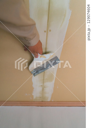 壁紙を貼る前の石膏ボードのパテ処理 129074604