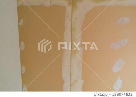 壁紙を貼る前の石膏ボードのパテ処理 壁紙を貼る前の石膏ボードのパテ処理 129074622