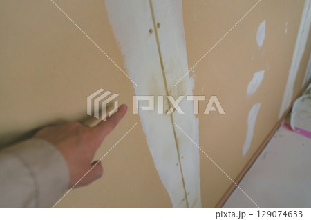 壁紙を貼る前の石膏ボードのパテ処理 129074633