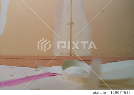 壁紙を貼る前の石膏ボードのパテ処理 129074635