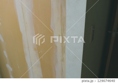 壁紙を貼る前の石膏ボードのパテ処理 壁紙を貼る前の石膏ボードのパテ処理 129074640