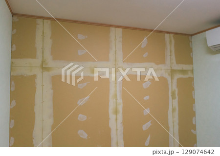 壁紙を貼る前の石膏ボードのパテ処理 壁紙を貼る前の石膏ボードのパテ処理 129074642