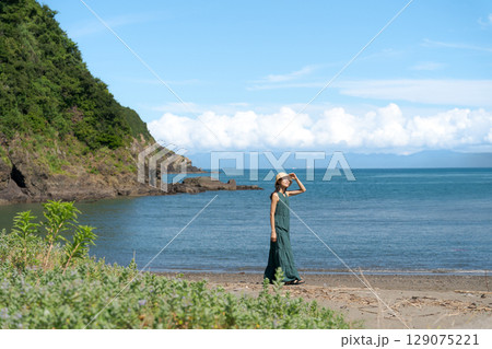 海岸を歩くワンピースの女性 海岸を歩くワンピースの女性 129075221