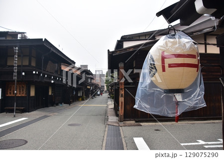 日本の岐阜県　高山市の上三之町の古い町並　歴史を感じる古民家と装飾の提灯　春の高山祭期間中の朝の様子 129075290