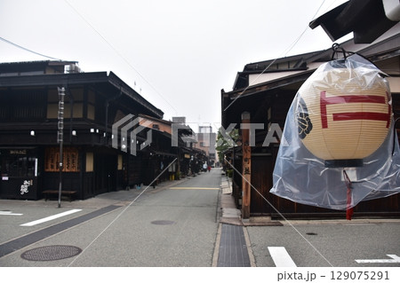 日本の岐阜県　高山市の上三之町の古い町並　歴史を感じる古民家と装飾の提灯　春の高山祭期間中の朝の様子 129075291