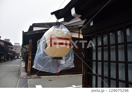 日本の岐阜県 高山市の上三之町の古い町並 歴史を感じる古民家と装飾の提灯 春の高山祭期間中の朝の様子 日本の岐阜県 高山市の上三之町の古い町並 歴史を感じる古民家と装飾の提灯 春の高山祭期間中の朝の様子 129075296