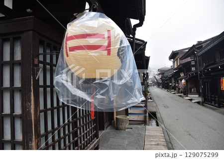 日本の岐阜県　高山市の上三之町の古い町並　歴史を感じる古民家と装飾の提灯　春の高山祭期間中の朝の様子 129075299