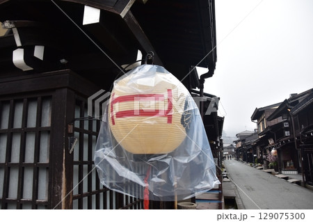 日本の岐阜県　高山市の上三之町の古い町並　歴史を感じる古民家と装飾の提灯　春の高山祭期間中の朝の様子 129075300