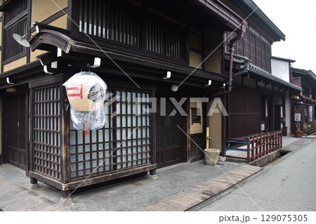 日本の岐阜県 高山市の上三之町の古い町並 歴史を感じる古民家と装飾の提灯 春の高山祭期間中の朝の様子 日本の岐阜県 高山市の上三之町の古い町並 歴史を感じる古民家と装飾の提灯 春の高山祭期間中の朝の様子 129075305