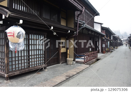 日本の岐阜県 高山市の上三之町の古い町並 歴史を感じる古民家と装飾の提灯 春の高山祭期間中の朝の様子 日本の岐阜県 高山市の上三之町の古い町並 歴史を感じる古民家と装飾の提灯 春の高山祭期間中の朝の様子 129075306