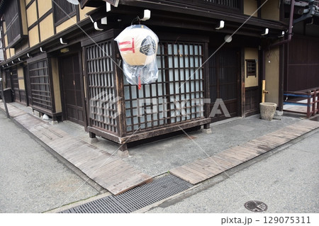 日本の岐阜県 高山市の上三之町の古い町並 歴史を感じる古民家と装飾の提灯 春の高山祭期間中の朝の様子 日本の岐阜県 高山市の上三之町の古い町並 歴史を感じる古民家と装飾の提灯 春の高山祭期間中の朝の様子 129075311