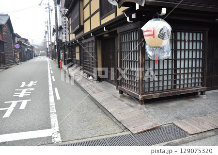 日本の岐阜県　高山市の上三之町の古い町並　歴史を感じる古民家と装飾の提灯　春の高山祭期間中の朝の様子 129075320