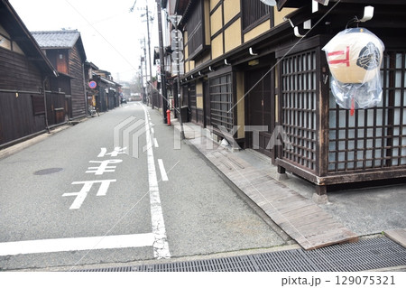 日本の岐阜県　高山市の上三之町の古い町並　歴史を感じる古民家と装飾の提灯　春の高山祭期間中の朝の様子 129075321