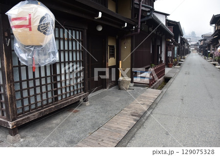 日本の岐阜県　高山市の上三之町の古い町並　歴史を感じる古民家と装飾の提灯　春の高山祭期間中の朝の様子 129075328