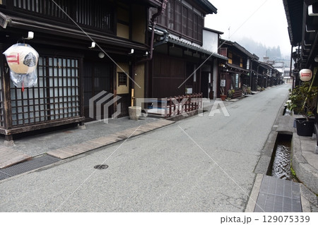 日本の岐阜県 高山市の上三之町の古い町並 歴史を感じる古民家と装飾の提灯 春の高山祭期間中の朝の様子 日本の岐阜県 高山市の上三之町の古い町並 歴史を感じる古民家と装飾の提灯 春の高山祭期間中の朝の様子 129075339