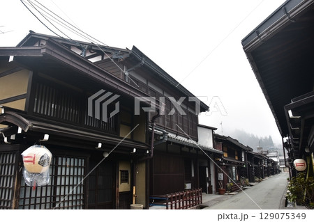 日本の岐阜県 高山市の上三之町の古い町並 歴史を感じる古民家と装飾の提灯 春の高山祭期間中の朝の様子 日本の岐阜県 高山市の上三之町の古い町並 歴史を感じる古民家と装飾の提灯 春の高山祭期間中の朝の様子 129075349