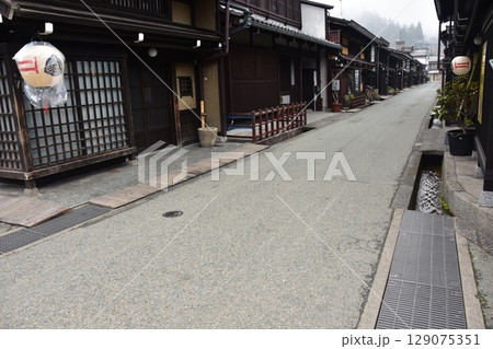 日本の岐阜県　高山市の上三之町の古い町並　歴史を感じる古民家と装飾の提灯　春の高山祭期間中の朝の様子 129075351