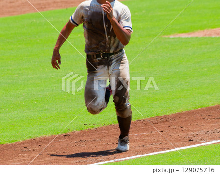 高校野球の試合で本塁へ力走するランナー 129075716
