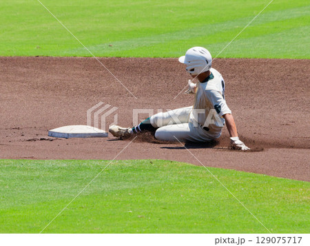 高校野球の試合で2塁へスライディングするランナー 129075717