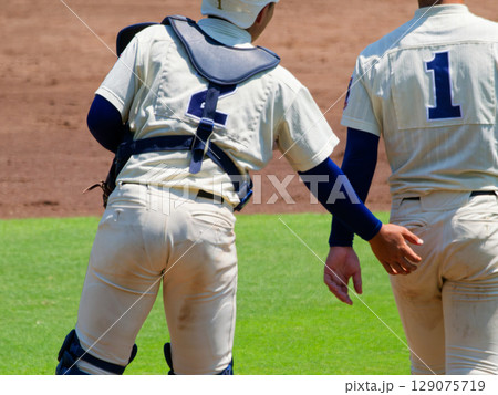 高校野球の試合でマウンドへ激励に行くキャッチャー 129075719