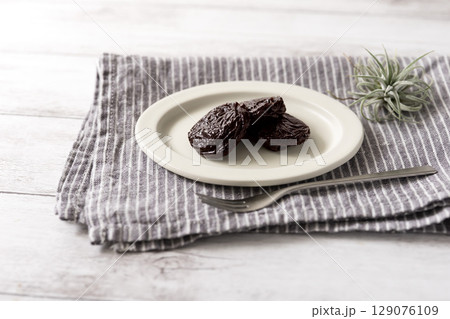 リネンに乗せたドライプルーン3個+フォーク+エアプランツ リネンに乗せたドライプルーン3個+フォーク+エアプランツ 129076109