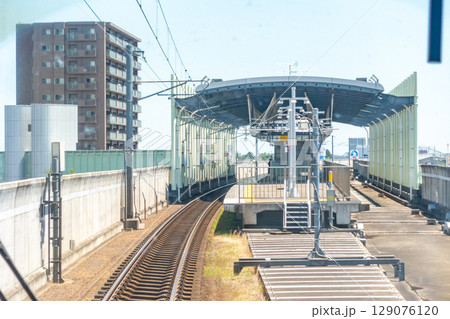 杜せきのした駅　仙台空港アクセス線　プラットホーム　線路敷き　高架 129076120
